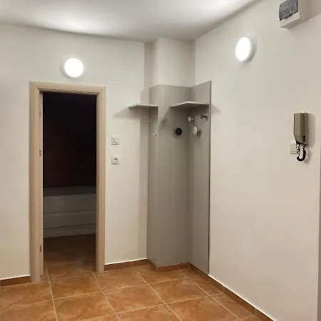 Adia 3 Apartment *